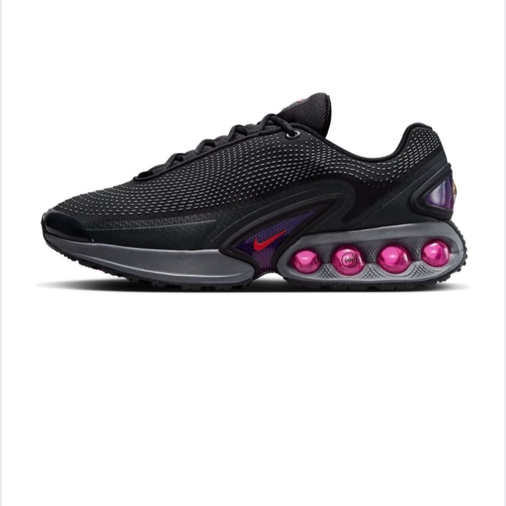 Nike Women's Black and Pink Sneakers